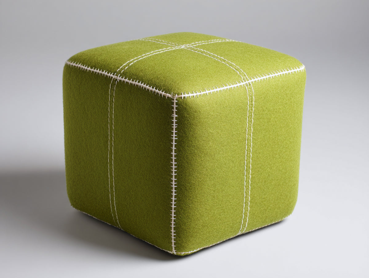 Tabouret cubique 43×43×45 cm - feutre laineux vert anis et coutures écrues - assise bombée au style artisanal pour chambre à coucher