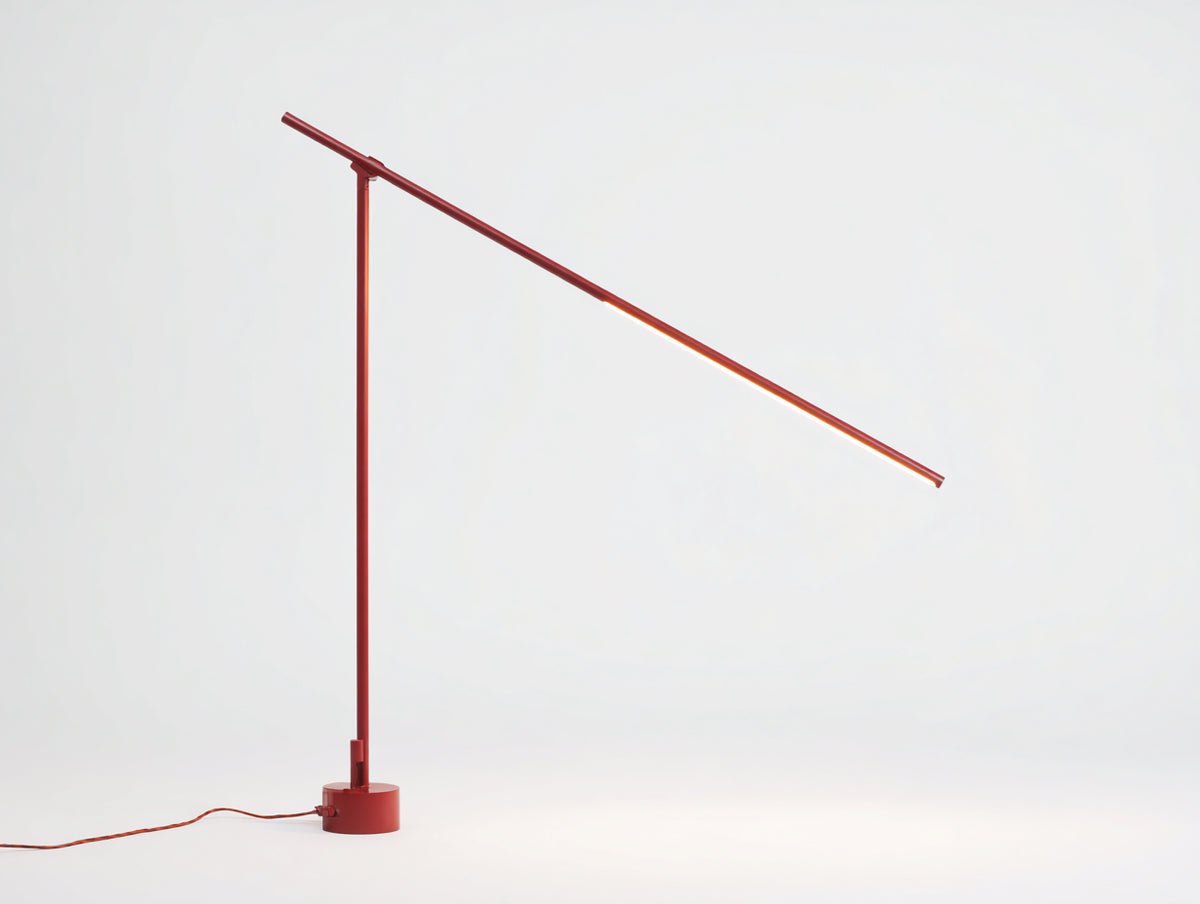 Lampe de bureau sur pied 110×22×150 cm - métal rouge terracotta - bras lumineux linéaire incliné pour chambre à coucher