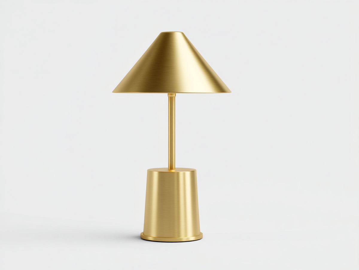 Lampe de bureau 35×35×55 cm - métal doré brossé - abat-jour conique large et base cylindrique pour chambre à coucher