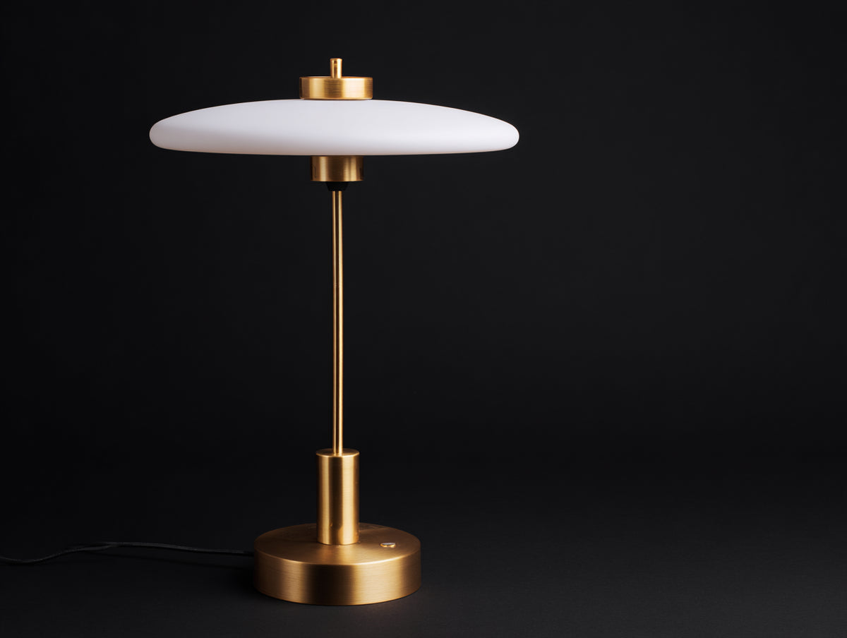 Lampe de bureau 32×32×54 cm - métal doré finition satinée - abat-jour circulaire blanc et pied fin pour chambre à coucher