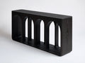 Console 120×35×75 cm - chêne noir texturé - structure ouverte avec arches décoratives pour chambre à coucher