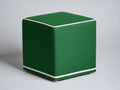 Tabouret haut 42×42×48 cm - feutre vert émeraude et galons blancs - cube rembourré sur patins pour chambre à coucher