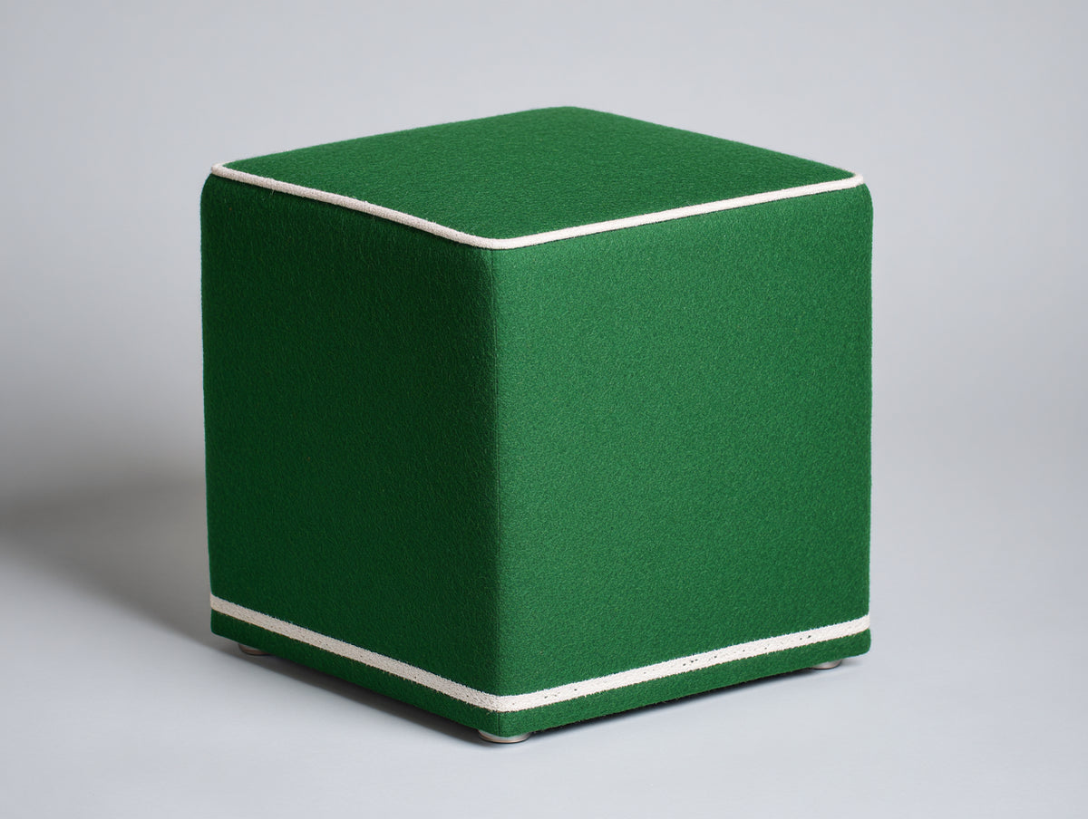 Tabouret haut 42×42×48 cm - feutre vert émeraude et galons blancs - cube rembourré sur patins pour chambre à coucher
